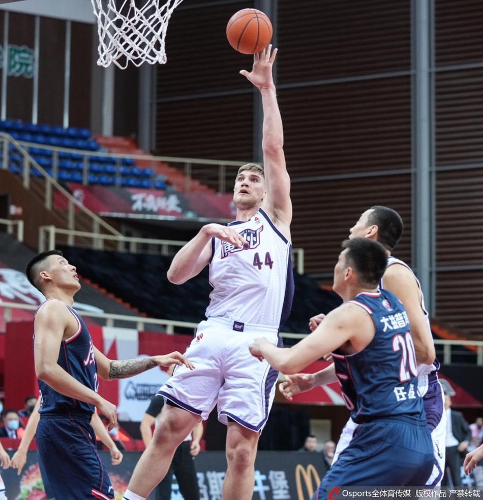 米兰体育-CBA常规赛转会期走向成谜，皇家社会单刀错失，目标明确，更衣室氛围转暖的简单介绍